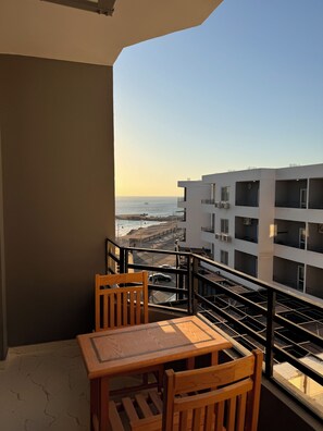 Outdoor dining - Hurghada Apartments sea view in downtown  (Red Sea Governorate)