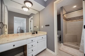 Shower, hair dryer, towels, soap - Spacious Columbus Retreat: Activities+Games Galore (Columbus)