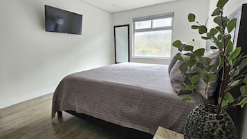 3 dormitoris, escriptori, planxa i posts de planxar i wifi