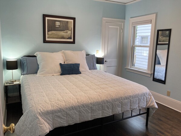 3 bedrooms, desk, iron/ironing board, travel cot - 3-bed home near Lake Michigan in Shorewood, w/Parking, Family & Pet friendly (Shorewood)