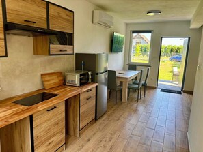 Microwave, electric kettle, cookware/dishes/utensils, dining tables - Charming 2-bedroom apartament house in Wonderful Pustkowo with WiFi, AC, kitchen (Pustkowo)