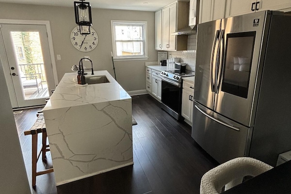 Jääkaappi, mikroaaltouuni, uuni, liesi