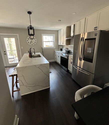 Spacious 4-bedroom townhome in brilliant Washington with WiFi, AC