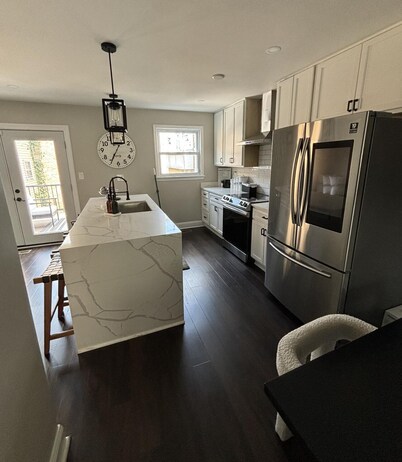 Spacious 4-bedroom townhome in brilliant Washington with WiFi, AC