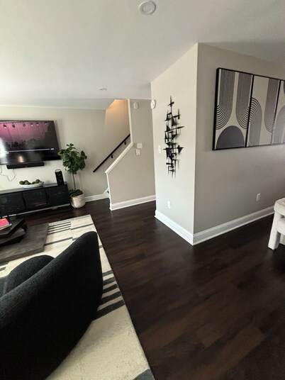 Spacious 4-bedroom townhome in brilliant Washington with WiFi, AC