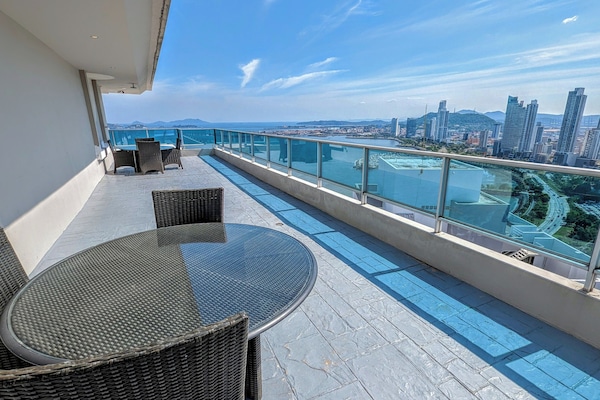 Apartment, City View | Living area