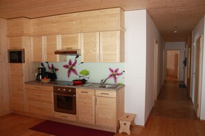 Jääkaappi, mikroaaltouuni, uuni, astianpesukone