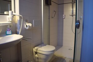 Douche, sĂšche-cheveux, serviettes fournies
