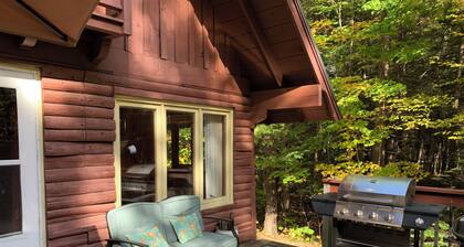 Cozy 3-bedroom chalet in lovely Bridgton 1/4 mile from pleasant mountain Skiing