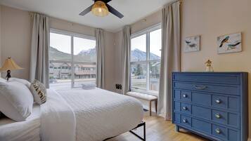 6 bedrooms, desk, iron/ironing board, free WiFi