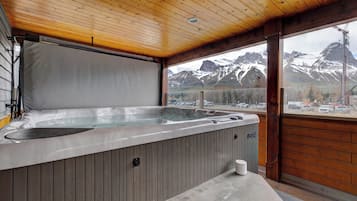 Indoor spa tub