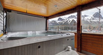 The Mountain View | Amazing Views, Private Hot Tub, Centrally Located
