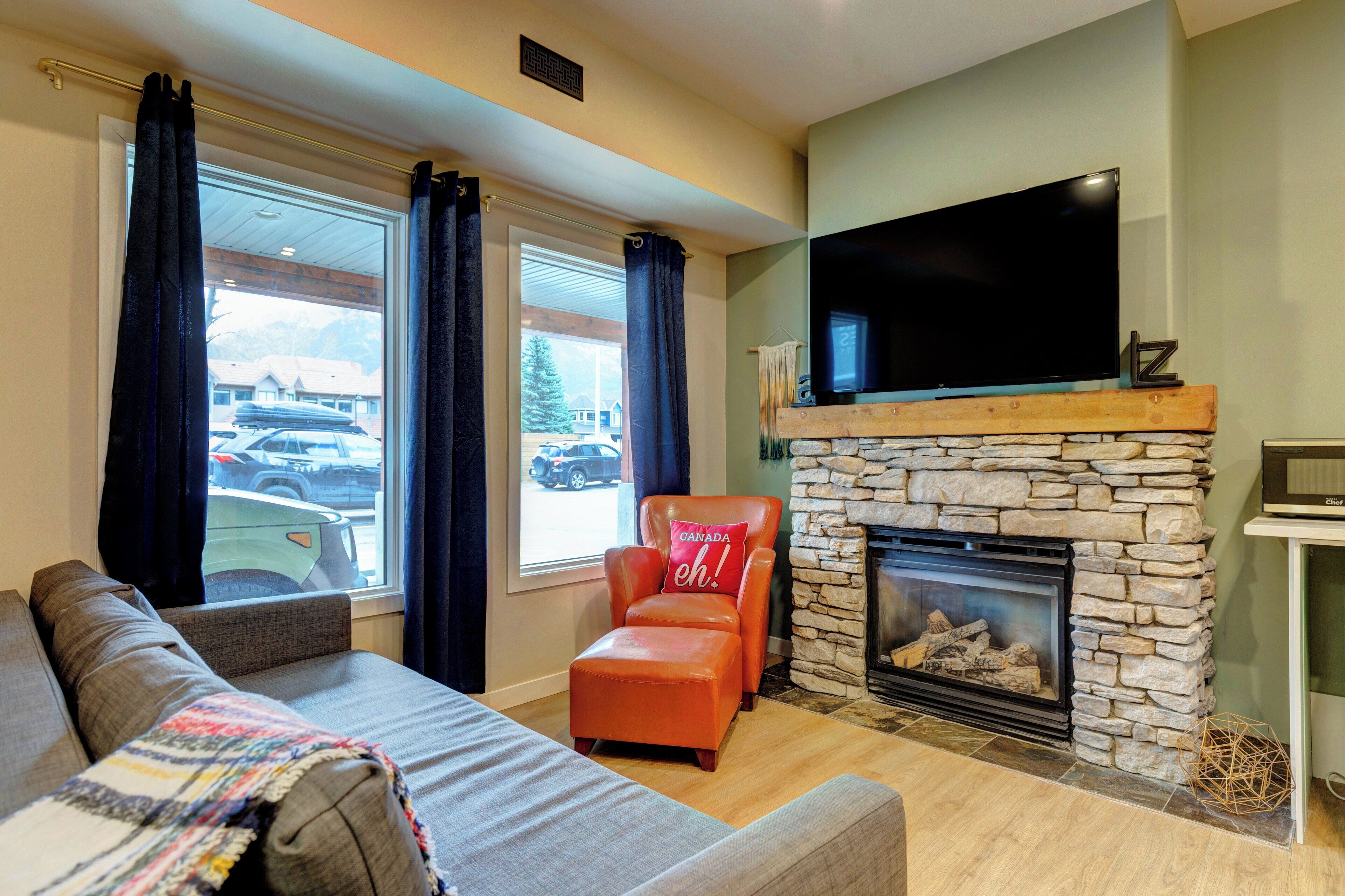 Fernseher, Kamin, Bücher