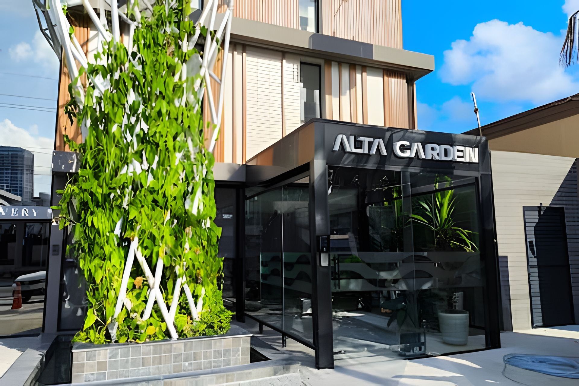 Un edifici modern amb un rètol que diu "ALTA GARDEN".
