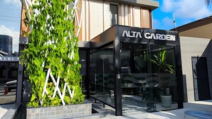 Un edificio moderno con un letrero que dice "ALTA GARDEN".