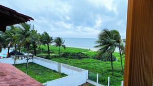 Vista de una playa con palmeras y una cerca blanca.