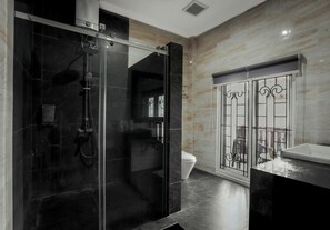 Family House | Bathroom | Towels, soap, shampoo, toilet paper - INEZ Homestay (Yogyakarta)
