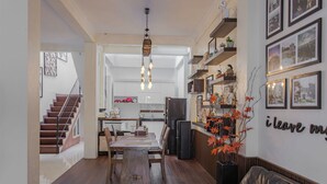 Eine moderne Küche mit Essbereich, einer Treppe und einem Wohnzimmer mit Ledersofa.