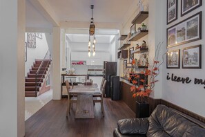 Family House | Living area | 40-inch Smart TV with digital channels, Netflix, streaming services - INEZ Homestay (Yogyakarta)