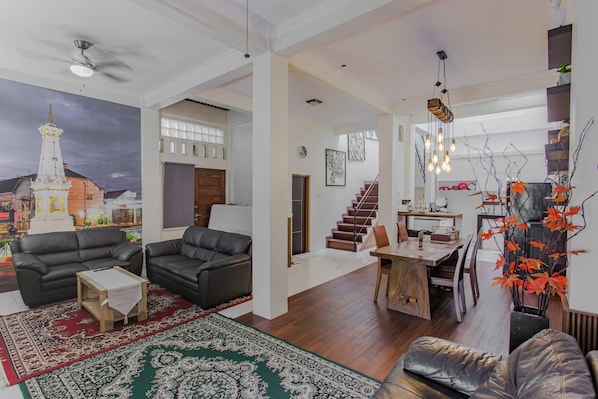 Family House | Living area | 40-inch Smart TV with digital channels, Netflix, streaming services - INEZ Homestay (Yogyakarta)