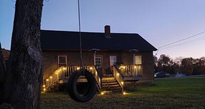 Cozy 3-bedroom house minutes to Okemo and downtown Ludlow
