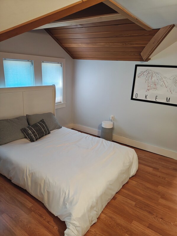 3 chambres, bureau, fer et planche à repasser, lit de bébé portatif