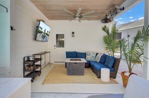 Televisión y chimenea