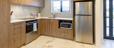 Geladeira, micro-ondas, fogão, cooktop