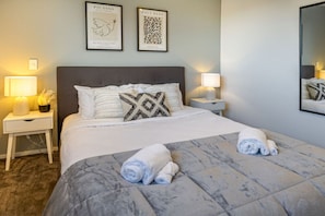 2 chambres, fer et planche à repasser, lit de bébé portatif