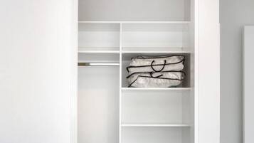 2 makuuhuonetta, silitysrauta/-lauta, ilmainen Wi-Fi, vuodevaatteet