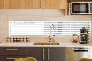 ثلاجة، ميكروويف، فرن، موقد طهي مسطح