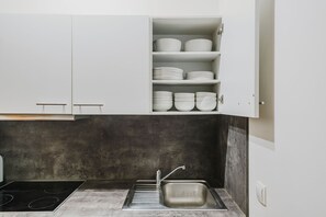 Een koelkast, een magnetron, een oven, een kookplaat