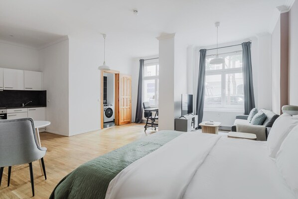 Een strijkplank/strijkijzer, wifi, beddengoed