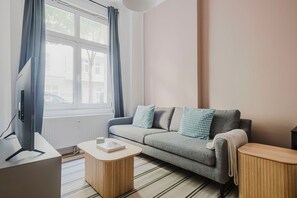 Een televisie en een stereo