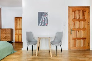 Iron/ironing board, WiFi, bed sheets - Superb Friedrichshain Studio, Fully Furnished & Equipped, by Blueground (Berlin)