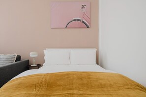 Iron/ironing board, WiFi, bed sheets - Premium Friedrichshain Studio, Furnished + Full Kitchen, by Blueground (Berlin)