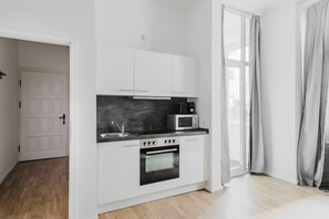 Kühlschrank, Mikrowelle, Ofen, Geschirrspüler