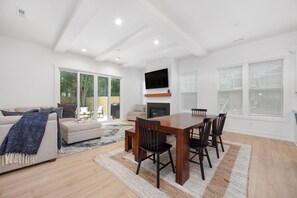 Interior - Dreamy Charlotte getaway, 10 guests, outdoor space (Charlotte)
