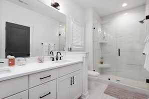 Shower, hair dryer, towels, soap - Sleeps 10. Near NODA, Plaza, Uptown. Pet Friendly. Fenced Yard + Firepit (Charlotte)