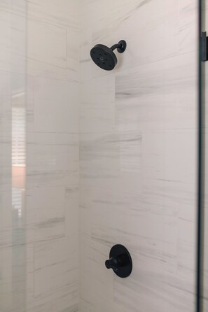Shower, hair dryer, towels, soap - Sleeps 10. Near NODA, Plaza, Uptown. Pet Friendly. Fenced Yard + Firepit (Charlotte)