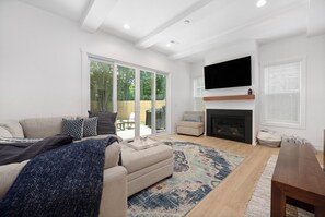 Smart TV, fireplace, computer monitors - Dreamy Charlotte getaway, 10 guests, outdoor space (Charlotte)