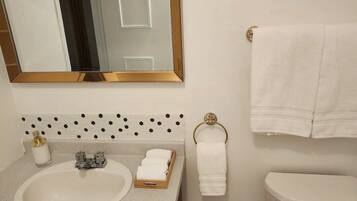 Secador de pelo, toallas, jabón, papel higiénico