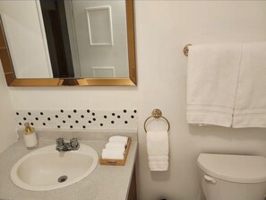 Secador de pelo, toallas, jabón, papel higiénico