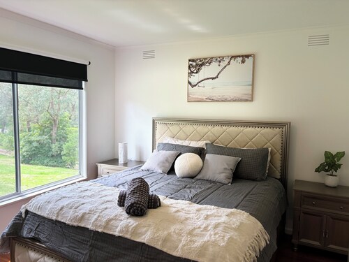 Spacious 4 Bedroom Hilltop Home with Treetop Views near Yarra Valley