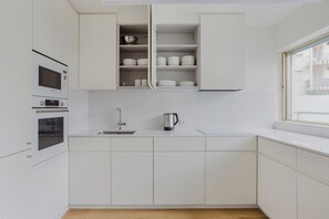 Réfrigérateur, micro-ondes, four, plaque de cuisson