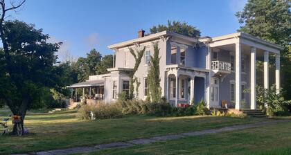 Charming bed & breakfast with WiFi and AC in historic Strongsville