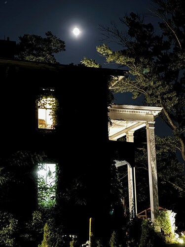 Charming bed & breakfast with WiFi and AC in historic Strongsville