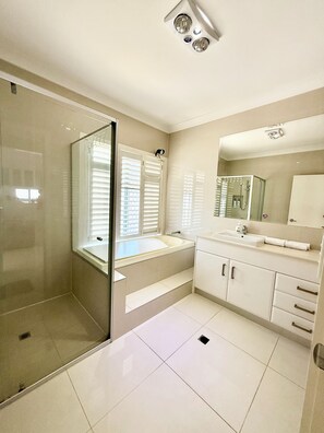 Ducha, secador de pelo, toallas y jabón