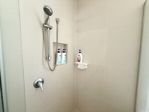 Dusche, Haartrockner, Handtücher, Seife