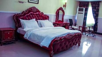 Meja kerja, ruang kerja ramah laptop, dan Wi-Fi gratis